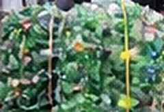 Pacas compactadas de botellas PET verdes, con fleje amarillo